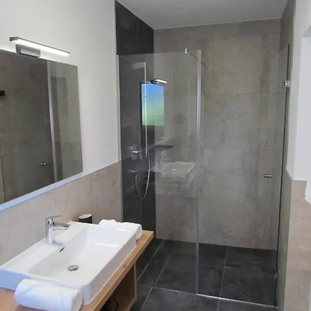 Anni, 아파트 턱스